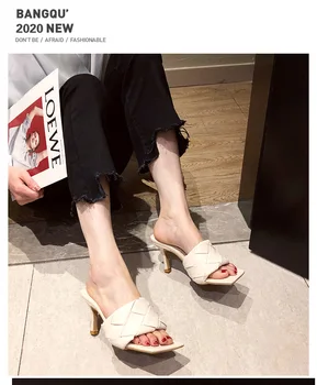 Sapatos femininos 2021 a primavera e o verão de uma palavra, de fundo chato de moda de sapatos femininos de salto alto de couro, sandálias de dedo do pé quadrado