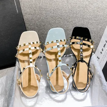 Das mulheres do verão as sandálias de 2021 designer de moda ao ar livre do lazer moda rebitadas chinelos de quarto Com sapatos baixos para as mulheres Com baixa mulas