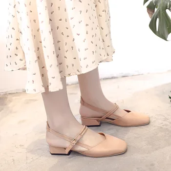 Couro do PLUTÔNIO de Meados de salto Bege bombas de mulheres sapatos de 2019 sapatos de Verão as mulheres de Moda Dedo do pé Quadrado Pulseira de Fivela Casual sandálias das mulheres