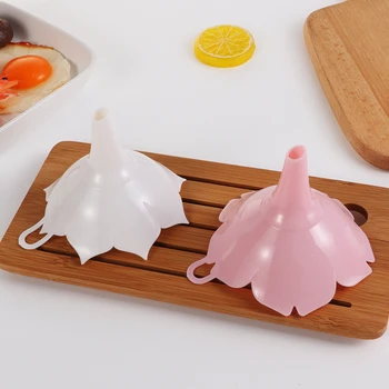 1Pc Lotus Modelagem de Plástico Funil de Cozinha Criativa Sakura Funis de Casa Azeite Temperos Pó Líquido Distribuidor de Acessórios
