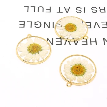 2pcs Branco Amarelo Margarida Flor Brinco de Resina Encantos coreano Bonito Transparente Brincos Pingentes Diy Acessório Para Fazer Jóias