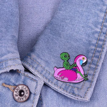 Estrangeiro em Flamingo Float Broche Vestir esta linda de esmalte pin fazer um splash neste verão!