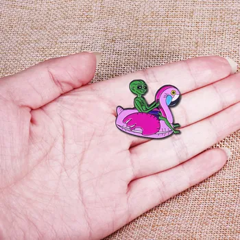 Estrangeiro em Flamingo Float Broche Vestir esta linda de esmalte pin fazer um splash neste verão!