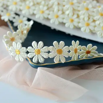 2.2 CM de Largura de Algodão Branco, Bordado de Margarida Apliques de Renda Flores em 3D Fabirc Colar de Decote Guarnição da Fita Vestido de Chapéus de Costura de DIY