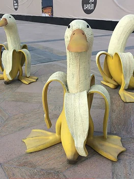 Criativo Banana Pato Arte Estátua De Jardim, Quintal Decoração Ao Ar Livre Bonito Extravagante Descascadas Banana Pato Artesanato Presentes Para As Crianças