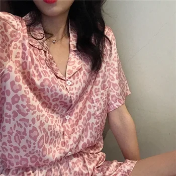 QWEEK de Cetim Pijama de estampa de Leopardo Casa Roupas para Mulheres Pijamas Mulher de Pijama de Seda Frouxa Pijamas Sexy de Camisola de Verão de 2020