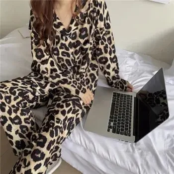 QWEEK de Cetim Pijama de estampa de Leopardo Casa Roupas para Mulheres Pijamas Mulher de Pijama de Seda Frouxa Pijamas Sexy de Camisola de Verão de 2020