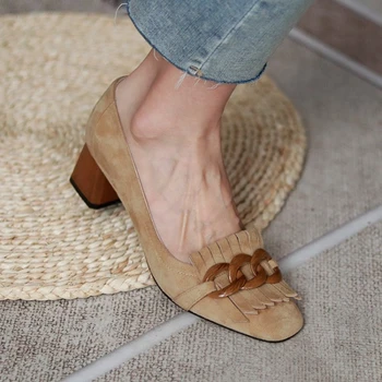 2021 Nova Primavera/Outono Mulheres Sapatos De Dedo Do Pé Redondo Quadrado Calcanhar Mulheres Bombas De Ovelhas Suade Borla Chunky Calcanhar Slip-On Sólido Sapatos De Senhora