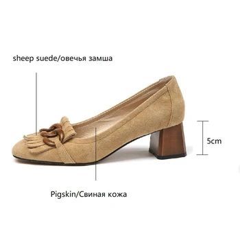 2021 Nova Primavera/Outono Mulheres Sapatos De Dedo Do Pé Redondo Quadrado Calcanhar Mulheres Bombas De Ovelhas Suade Borla Chunky Calcanhar Slip-On Sólido Sapatos De Senhora
