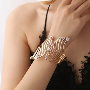 Luxo Pena de Strass Pulseira de Brilho de Metal Chapeamento Hollow Wrist Decoração para Mulheres Moda Asas Bangle Cuff Jóias Presentes