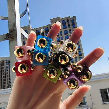 HUANZHI 2021 Novo Colorido Quadrado de Acrílico Anéis de Ouro Esferas de Resina Fing Anel para Mulheres Meninas de Viagem Jóia do Partido Presentes